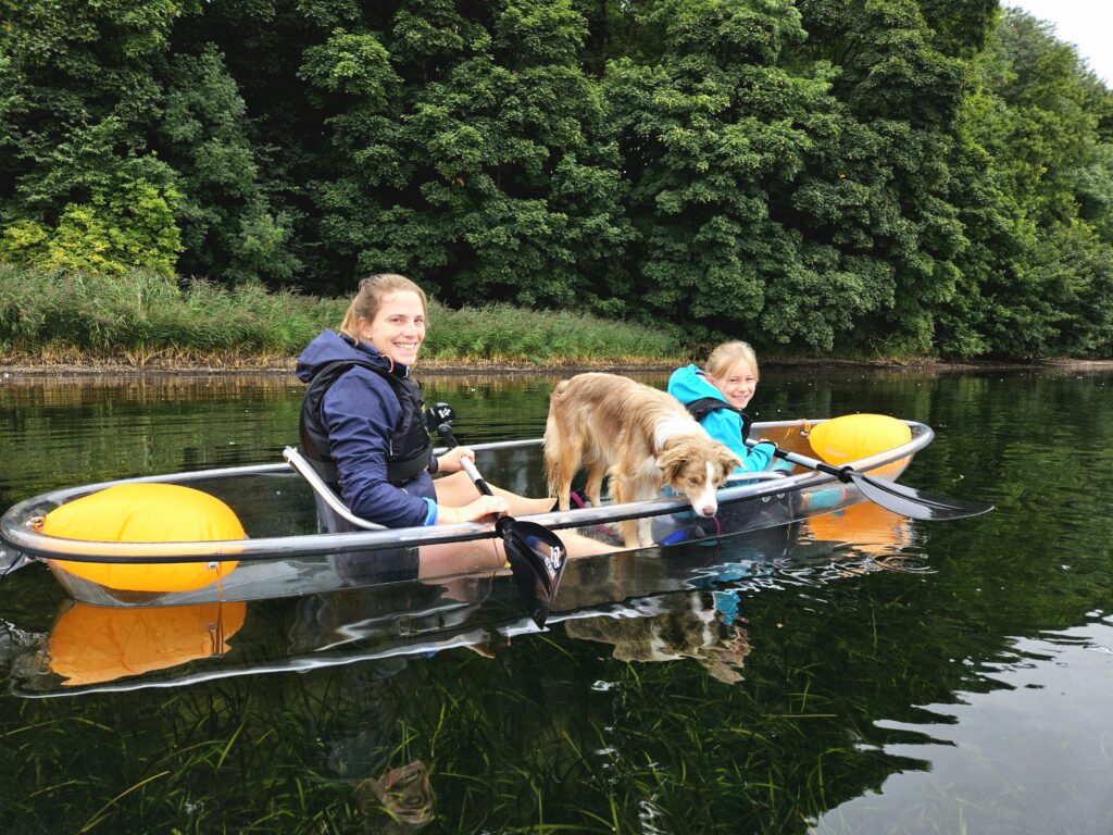 Hundevenlig ferie - tag hunden med i gennemsigtig kano/kajak (GLASKAJAK®) med VisionKayak. Kanoture med hund